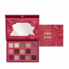 Caixa vermelha com estampa floral rosa e dourada contendo paleta de sombras de olhos com 15 tons variados de rosa, marrom e dourado. Embalagem com espelho interno e texto "Nina Secrets Palette Soft Petals" em destaque.