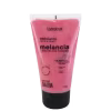 O produto exibido é um esfoliante corporal da marca Labotrat, com o nome "melancia" e óleo de rosa mosqueta. A embalagem é um tubo plástico rosa com rótulo preto e branco.