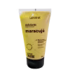 O produto apresentado é um esfoliante corporal da marca Labotrat, com aroma de maracujá. A embalagem é um tubo plástico amarelo, com o nome do produto "Esfoliante Rosto e Corpo Maracujá" impresso em preto. O tubo contém 150g do produto.