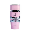 Frasco de perfume rosa da marca Lattafa Perfumes, com detalhes em prata e rótulo com texto em árabe. O produto possui um design elegante e sofisticado, com uma tampa destacada.