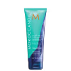 Shampoo Moroccanoil Color Care Blonde Perfecting 200ml, um tubo azul claro com detalhes em roxo e laranja. De acordo com as informações na embalagem, esse shampoo tem a função de neutralizar os tons amarelados.