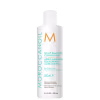 Frasco branco de condicionador Moroccanoil para equilíbrio do couro cabeludo, com logotipo laranja e azul. Rótulo indica que o produto é para todos os tipos de cabelo e reduz a aparência de caspa.