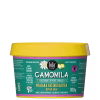 Embalagem de máscara restauradora de camomila da marca Lola, em pote plástico amarelo com rótulo verde e rosa