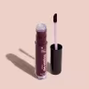 Batom líquido Roxo em frasco transparente de plástico, com aplicador de espuma na cor roxo. O frasco possui uma tampa protetora preta para guardar o aplicador. O rótulo no frasco exibe o nome da marca e do produto em letras brancas sobre fundo roxo.