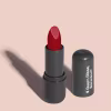 O produto apresentado na imagem é um batom da marca Quem Disse, Berenice?. O batom possui uma embalagem preta fosca e o produto em si é de cor vermelha intensa. O rótulo na embalagem exibe o nome da marca "Quem Disse, Berenice?" em letras brancas.