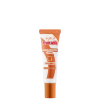 Produto de hidratação labial da marca Vult, linha Fruittella. Embalagem tubular marrom e branca com tampa protetora. Rótulo indicando sabor caramelo e cheirinho de bala. Contém 8ml.