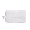 Nécessaire branca retangular com a palavra "OEJE" impressa em relevo. Produto de beleza da marca Oeje Brazil, com design minimalista e acabamento suave.