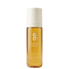Frasco de vidro âmbar com tampa branca cilíndrica. Produto GE Beauty Santal Skin, body & hair mist, 200ml. Rótulo dourado com logo "ge" e texto em branco. Design minimalista e elegante.