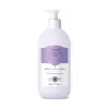 Frasco de 400ml na cor branca com rótulo lilás e branco com ilustração de uma flor de algodão contendo loção hidratante corporal Cuide-se Bem Rosa e Algodão.