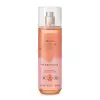 Frasco cilíndrico transparente com líquido rosa, pulverizador prateado, tampa transparente e rótulo em tons de rosa com pêssego ilustrando contendo 200ml de body splash Cuide-se Bem Pessegura.