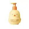 Frasco em forma de passarinho amarelo com detalhes laranjas, tampa laranja e bomba dosadora amarela, contendo 200ml de loção hidratante banho e pós banho da marca Boti Baby.