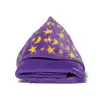 Roupão de fleece roxo com estrelas e luas amarelas, dobrado sobre superfície branca.