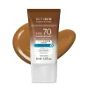 Frasco de 40ml de protetor solar facial com cor 5.0 FPS 70 Boti.Sun em embalagem marrom e branca e rótulo com letras brancas contendo informações sobre o produto. Ele está à frente de uma quantidade do produto mostrando textura e tonalidade marrom.