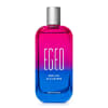 Imagem de um recipiente de vidro rosa e azul, com tampa prateada e rótulo em branco exibindo "Egeo Dolce Illusion". A embalagem traz 90ml de produto. Sugere uma fragrância moderna e jovial.