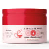 Imagem de creme relaxante corporal em embalagem vermelha redonda com rótulo rosa. Contém texto "Cereja de Fases" e informações sobre o produto, como "pernas, pés e costas". Produto de beleza da marca Cuide-se Bem.