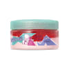 Pote de creme hidratante da linha Sophie Marvel Spider-Gwen da marca O Boticário, com tampa azul-turquesa com glitter e corpo vermelho, rosa e com detalhes da personagem Spider-Gwen em ilustração em estilo quadrinhos.