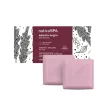 Caixa branca com rótulo roxo e ilustrações em preto e dois sabonetes em barra quadrados na cor lilás da marca Nativa SPA Ameixa Negra.
