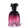 A imagem mostra um frasco do Eau de Parfum Floratta Rose Sucrée em formato arredondado, com tampa preta e degradê de cor rosa a roxo. O rótulo é impresso em letras brancas.