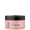 Pote preto com rótulo rosa contendo sais espumantes de morango para rosto e corpo, da marca Labotrat. Produto com textura e aparência suave, indicado para pele uniforme e com maior viço.