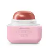 Protetor labial da marca Cuide-se Bem, com embalagem quadrada de plástico em tons de rosa claro e branco. O produto está aberto e vemos a bala em formato de semicírculo de tom avermelhado. O logo está gravado em cinza na embalagem. 