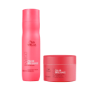 Produtos da linha Color Brilliance da Wella Professionals, incluindo um frasco de shampoo e um pote de máscara, ambos em embalagens de cor rosa vibrante com o logotipo da marca.