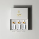 Este é um conjunto de produtos de terapia spa da marca Professional Paris Cosmetics. O conjunto consiste em três frascos de vidro transparente com tampas douradas, contendo óleos.