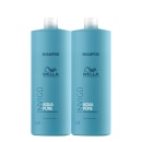 São dois frascos de shampoo da linha Wella Professionals Invigo Aqua Pure. Os frascos têm formato cilíndrico e são feitos de plástico azul claro translúcido, com uma tampa branca.