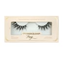 Cílios postiços da marca Pramaquar, modelo Foxy, em embalagem de papelão bege com detalhes dourados, contendo um par de cílios pretos e volumosos.