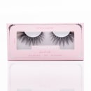 Caixa rosa com detalhes em preto contendo um par de cílios postiços da marca Pramaquiar, com informações sobre suas características como base maleável, leve e reutilizável.