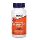 Este é um frasco plástico branco contendo 180 softgels de vitamina D-3 da marca Now Foods. O frasco tem uma tampa azul escura e um rótulo laranja com detalhes em preto. O rótulo destaca que  "Ajuda a Manter Ossos Fortes" e "Suporta o Sistema Imunológico".