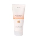 Tubo branco com rótulo "BRAE" e "BOND ANGEL PLEX EFFECT .03 BOND FORTIFIER" em letras pretas e douradas. Embalagem com design minimalista e cores claras, indicando um produto de cuidados capilares da marca Braé.