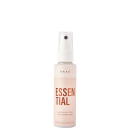Produto de reparação capilar em spray da marca Braé. Rótulo branco com o nome "Essential" em letras marrons grandes e "Hair Repair Spray" abaixo em letras menores. Tamanho de 60ml. Tampa branca com orifício para borrifar. Design minimalista e clean.