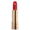 Embalagem preta e dourada de um batom vermelho da marca Lancôme, com o nome da marca destacado na embalagem. O batom possui uma aparência brilhante e cremosa.