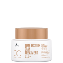 A imagem traz a máscara que vem em um pote branco com tampa bege de 200ml. Na embalagem, está escrito "Time Restore Clay Treatment Q10+" em letras marrons. Também está mencionado "Clean Performance".