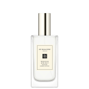 Frasco de spray de cabelo Jo Malone London Wood Sage & Sea Salt, com embalagem de vidro transparente e rótulo preto e branco. Apresenta design elegante e minimalista, com tampa metálica.