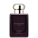 Frasco de perfume Jo Malone London Velvet Rose & Oud, com embalagem roxa escura e tampa dourada em formato arredondado. Rótulo com o nome da marca e a fragrância em destaque.