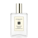 Frasco de spray corporal Jo Malone London English Pear & Freesia Body Mist, com design elegante e rótulo em tons claros. Embalagem de vidro transparente com tampa prateada, contendo 100 ml do produto.