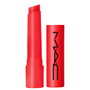 A imagem mostra uma embalagem de balm labial, cilíndrica, toda vermelha, com a tampa ao lado, também toda vermelha com a logo da marca MAC, escrito em preto. Tem um pouco do balm, também vermelho, à mostra.