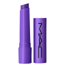 A imagem mostra uma embalagem de balm labial, cilíndrica, toda roxa, com a tampa ao lado, também toda roxa com a logo da marca MAC, escrito em preto. Tem um pouco do balm, também roxo, à mostra.