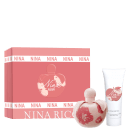 Conjunto de produtos Nina Ricci Nina Fleur. Frasco de perfume transparente em formato de coração com detalhes florais vermelhos. Loção corporal branca em tubo cilíndrico com o nome "Nina Fleur" impresso.