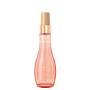 Perfume em frasco de vidro transparente na cor rosa pêssego. A embalagem tem um formato cilíndrico alongado com um bico borrifador na parte superior.
