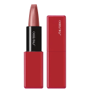 A imagem mostra batom da marca Shiseido, com embalagem vermelha e parte interna com base preta com o logotipo "Shiseido" em branco. Ao lado, um estojo retangular vermelho brilhante, também com o logotipo "Shiseido" em branco.