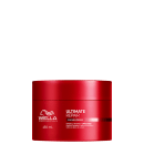 Frasco vermelho da linha Ultimate Repair da Wella Professionals, com 150 ml de capacidade. O rótulo destaca os ingredientes AHA e Omega-9 e menciona que o produto é uma máscara intensiva para reparar, fortalecer e adicionar brilho aos fios de cabelo.