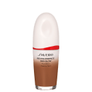 Base facial da marca Shiseido., Embalagem em forma de frasco plástico oval com uma faixa vermelha na parte superior. Rótulo indicando "Revitalessence Skin Glow Foundation" em letras pretas.