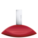 O frasco tem uma forma ovalada e é predominantemente vermelho, com uma tampa prateada na parte superior. O rótulo na parte frontal do frasco exibe claramente a marca "Calvin Klein".