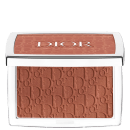 A imagem mostra a paleta com o blush. Ela possui um formato retangular em tom metalizado. No topo está escrito a logo Dior no tom marrom do produto. O pó também é texturizado com a logo da marca.