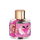 A imagem mostra um frasco de perfume, em vidro, redondo, com tampa dourada, envolto em uma capa texturizada rosa com pássaros branco e rosa e detalhes dourados. Tem também um chaveiro pendurado com as letras CH, logo da marca.