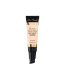 A imagem mostra uma embalagem pequena, sem a tampa, tipo bisnaga, de base líquida, cor muito clara. A embalagem tem detalhes bege e preto, com letra pretas e dourada.