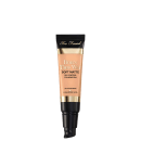 A imagem mostra uma embalagem pequena, sem a tampa, tipo bisnaga, de base líquida, cor muito clara. A embalagem tem detalhes bege e preto, com letra pretas e dourada.