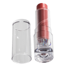 A imagem mostra a tampa da embalagem de balm, semelhante a uma tampa de batom, transparente e cilíndrica. Ao lado, a embalagem do balm, com o produto de cor rosada com a palavra KIND escrito na embalagem.